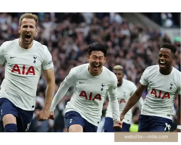 热刺对阵伯恩茅斯赛前孙兴慜向看台球迷赠送签名足球暖心互动瞬间